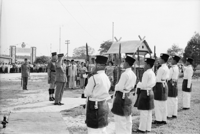 RAMD guard of honour for the then-YDP Agong Tank Syed Putra Ibni Almarhum Syed Hassan Jamalullail at Sandakan, Sabah in 1933. Image from: Malaysian Department of Information