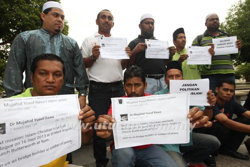 Protestors from Penang's Islamic NGO against Mujahid having a dialogue with a church... back in 2013. Img from Utusan.