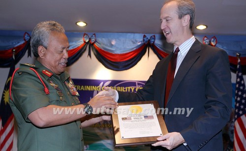General Tan Sri Zulkifli Mohd Zin receives an award on behalf of the Malaysian Army from Tom Kelly, Deputy Under Secretary of the US Army in 2013. Image from: Utusan Malaysia