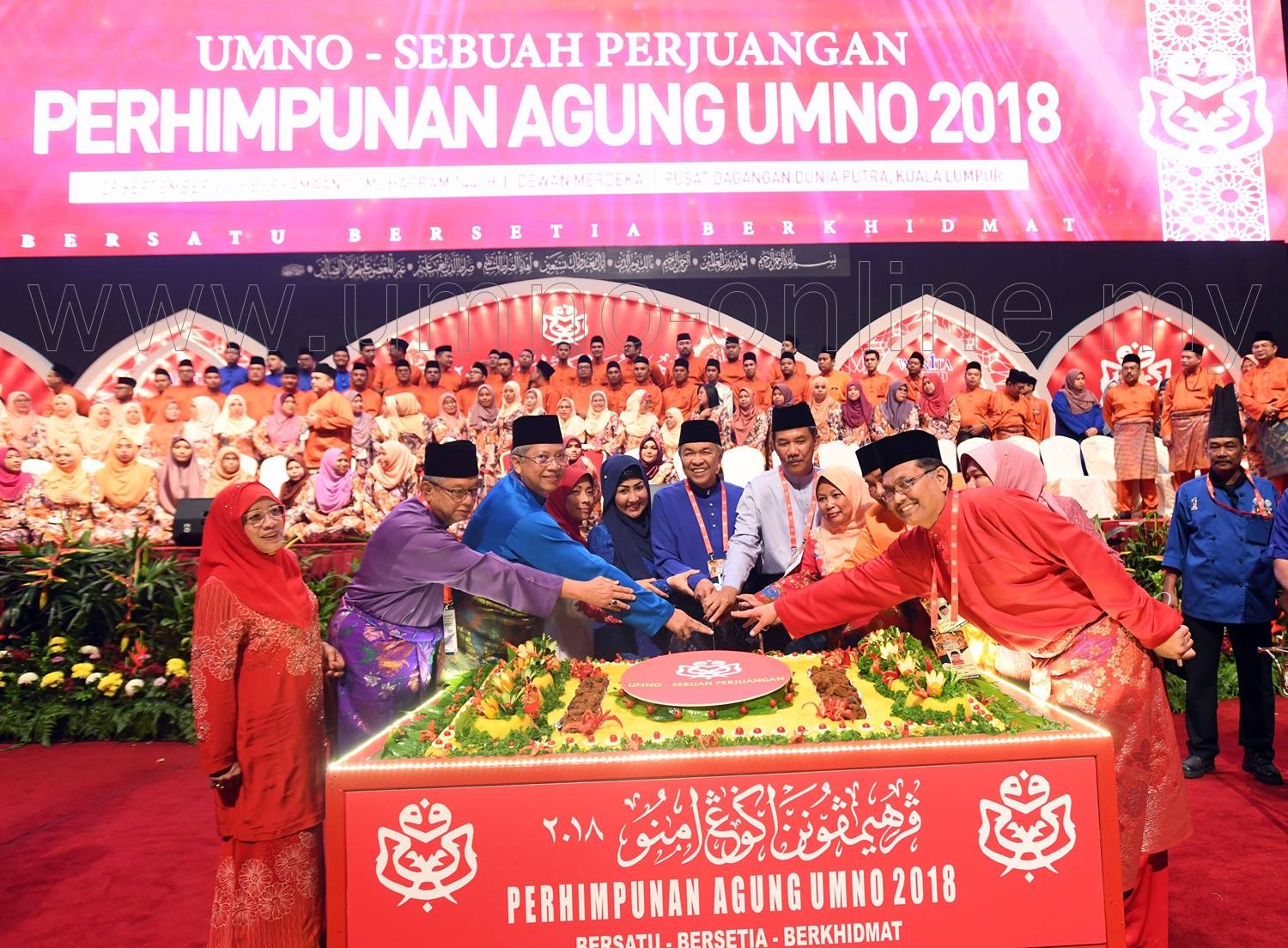 UMNO leaders proving that you can indeed have your cake and eat it too. Image from UMNO Online's FB