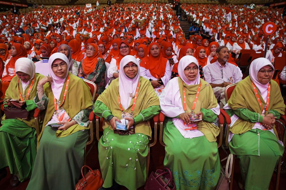 PAS Women members at the UMNO general assembly. Who says green don't match with red. Image from The Malaysian Insight