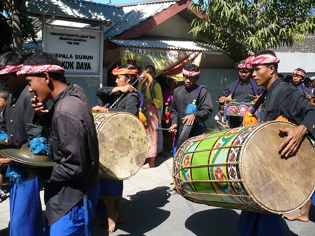 Sasak men during Gendang Beleq festivity. Photo from Flickr user wiendietry (CC license)