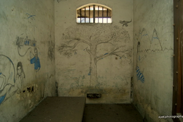 A death row cell (Bilik Akhir) in the now-demolished Pudu Prison. Inmates are kept in solitary confinement for 23 hours a day. Image from: Flickr user ajar_8887