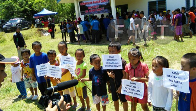 Kids at the recent Papar Dam protest. Image from Free Malaysia Today