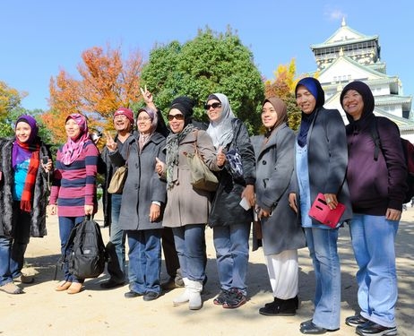 Malaysian tourists in Japan. Img from The Tokyo Times.