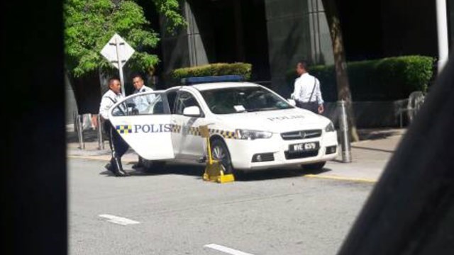 Oops! Police also kena?? Image from Zayan