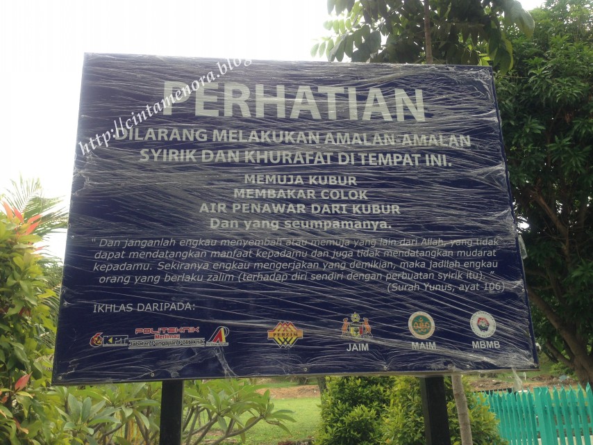 Signages on the island warning people against blah blah blah. Img from Cinta Menora.