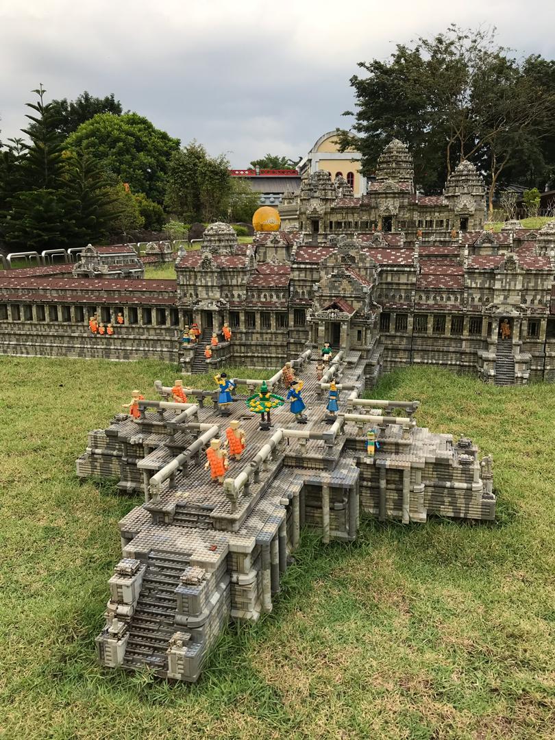 Minilanders on miniland structures.