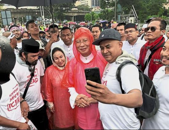 Ofcos la have to take a selfie with this couple, kan? Image from The Star 