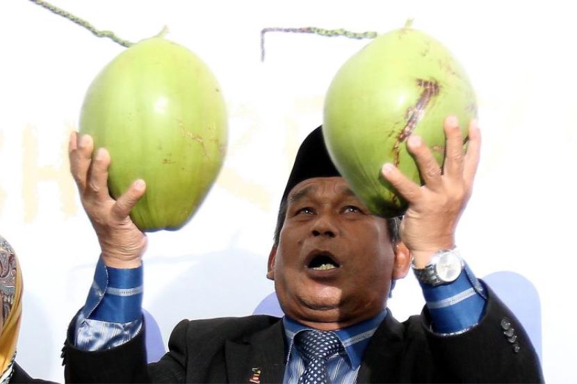 Sorry for not asking you to predict the weather, Raja Bomoh. Image from mStar.