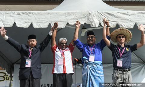 The four candidates in the by-election, from left: Sallehudin Ab Talib (IND), M Manogaran (PH), Ramli Mohd Nor (BN), and Wong Seng Yee (IND). Img from MalaysiaKini.
