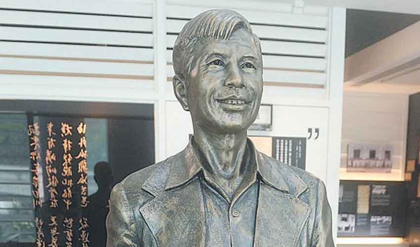 A statue of Lim Lian Geok at his memorial in KL. Img from Iluminasi.