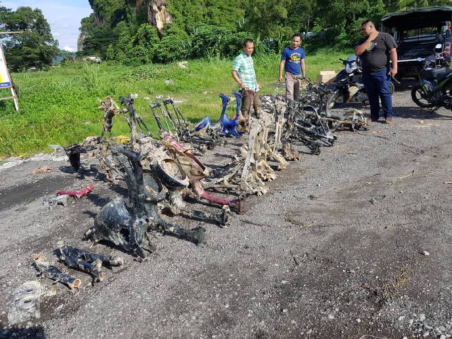 After stripping parts off stolen motorcycles, a Klang Valley gang dumped the frames and engine covers in a river near Batu Caves. Img from NST.