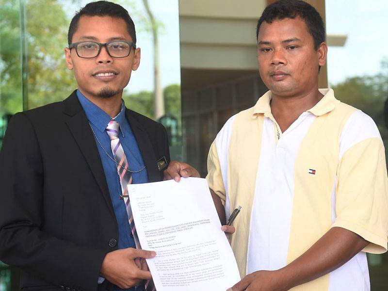 Jeffry Hassan (right) submitting a letter to the AGC. Img from Sinar Harian