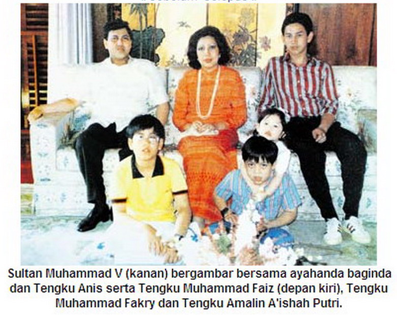 The royal family. Img from The Kelantan Times WordPress