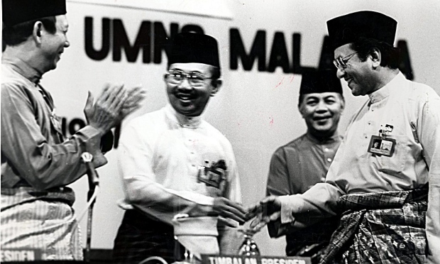 Ku Li in the middle shaking hands with Mahathir. Image from Utusan
