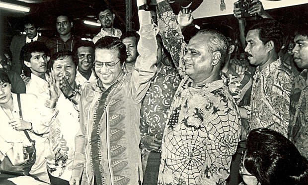 Mahathir following the announcement of his narrow win at the 1987 UMNO party elections. Image form Utusan