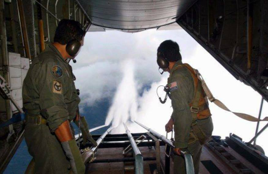 Cloud seeding over Sumatra by RMAF personnel. Img from The Star (2005).