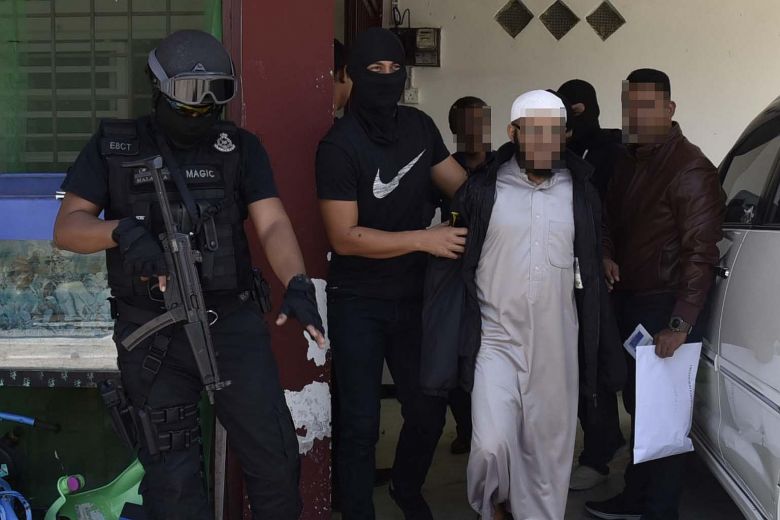 Someone with suspected terror links being arrested in Malaysia. Img from Straits Times.