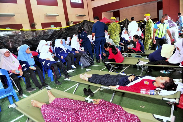 Affected students waiting for treatment. Img from Borneo Post.