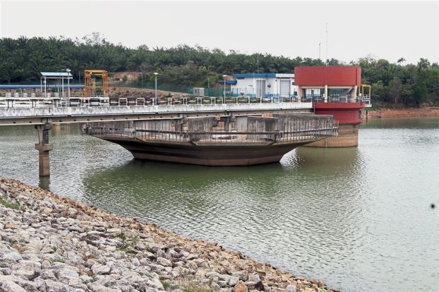 Part of the Durian Tunggal Dam. Water level slightly low here. Img from The Star.