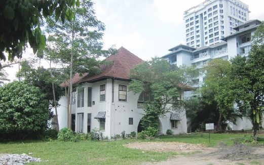 It's no Majestic hotel but she probably stayed in a colonial house like this; which btw it's quite rare to see these houses in KL already. Image from NST