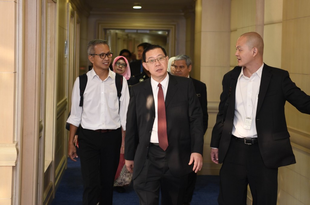 Tony Pua (left) and Ong Kian Ming (right) together with a certain finance minister in the middle. Image from Says