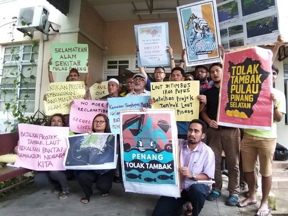 Some of the NGO members calling for the cancellation of the reclamation project. Image from Yahoo News