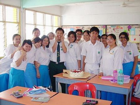 But form six students have to wear school uniform. :/ Img from myStarjob.com