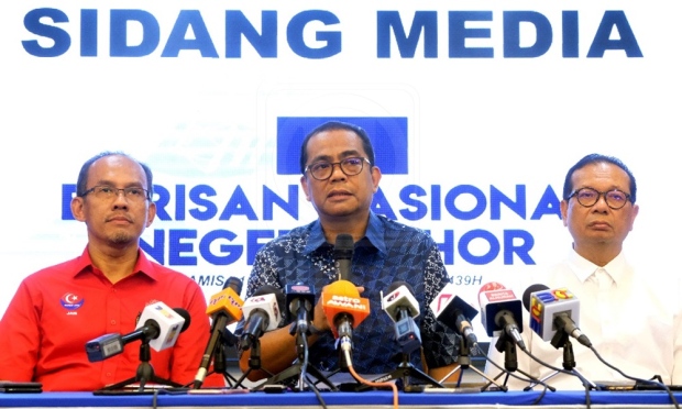 Khaled Nordin, ex Johor MB, holding a BN press conference on May 10th. Img from Utusan Online.