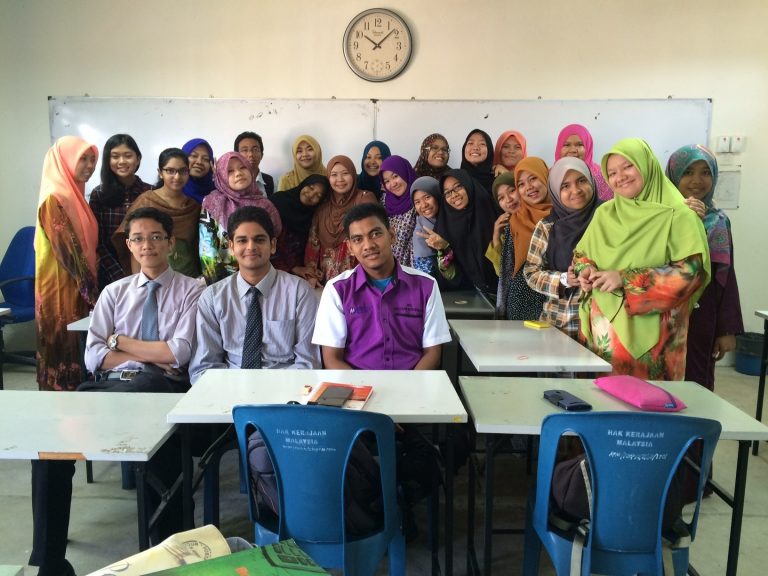 You can actually count how many non-Bumiputera students from this picture. Img from malaysianstudent.com