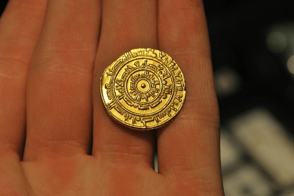 A medieval Islamic gold dinar from sometime between the 10th and 11th century. Image from Antique Sage