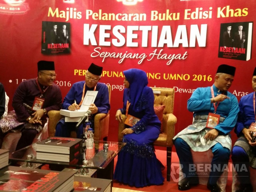 Najib signing a book he published under Yayasan Penyelidikan Transformasi - Image via BERNAMA