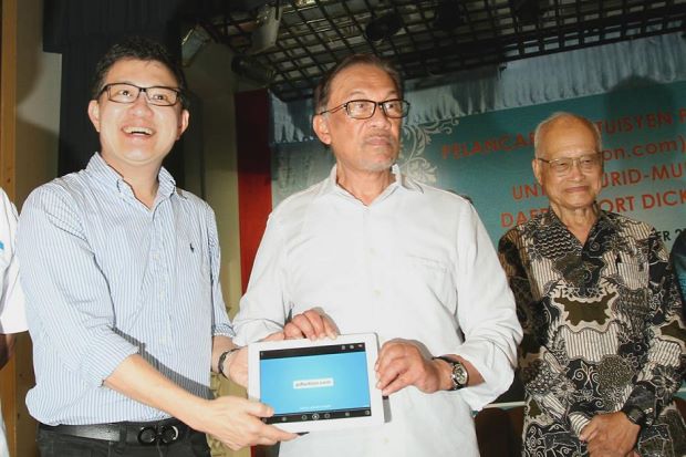Sunny Yee (left) and Anuar during the first launch of PD Tuition. Img from The Star