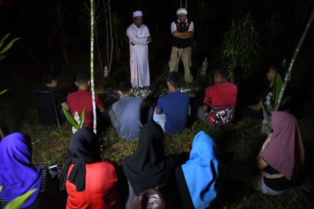 Bunch of people listening to a ceramah on a grave? a completely normal thing in Kedah. Img from BenarNews.