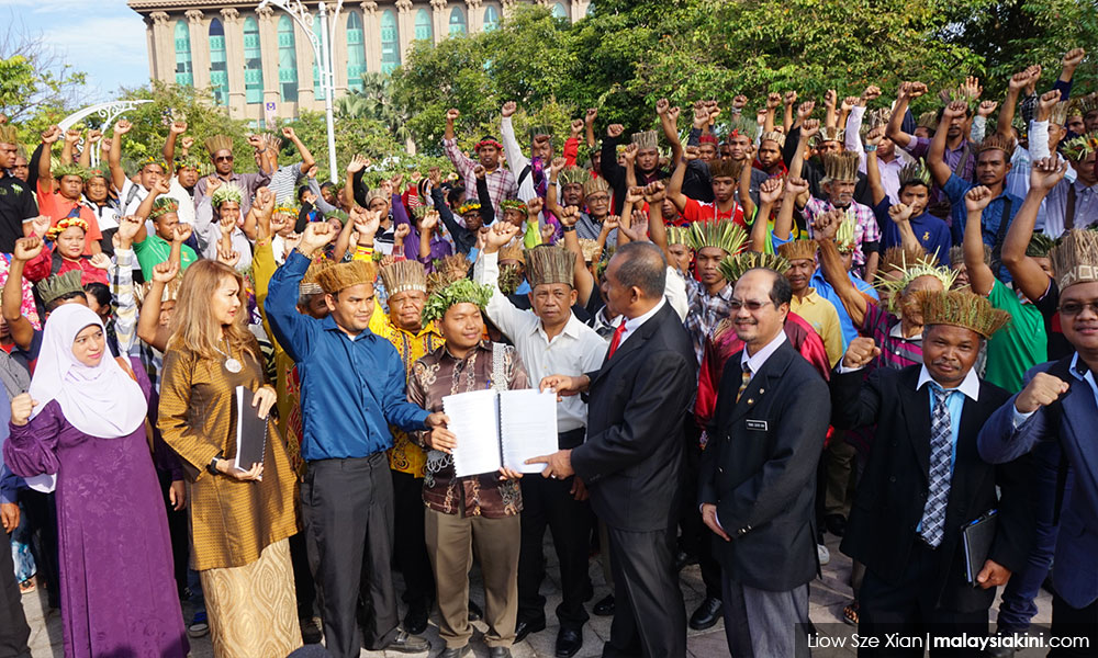 Temiars handing over a memorandum to the Prime Minister last August. Img by Liow Sze Xian, for MalaysiaKini.