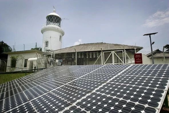 Solar panels at Pulau Pisang's lighthouse. Img from TheSmartLocal.
