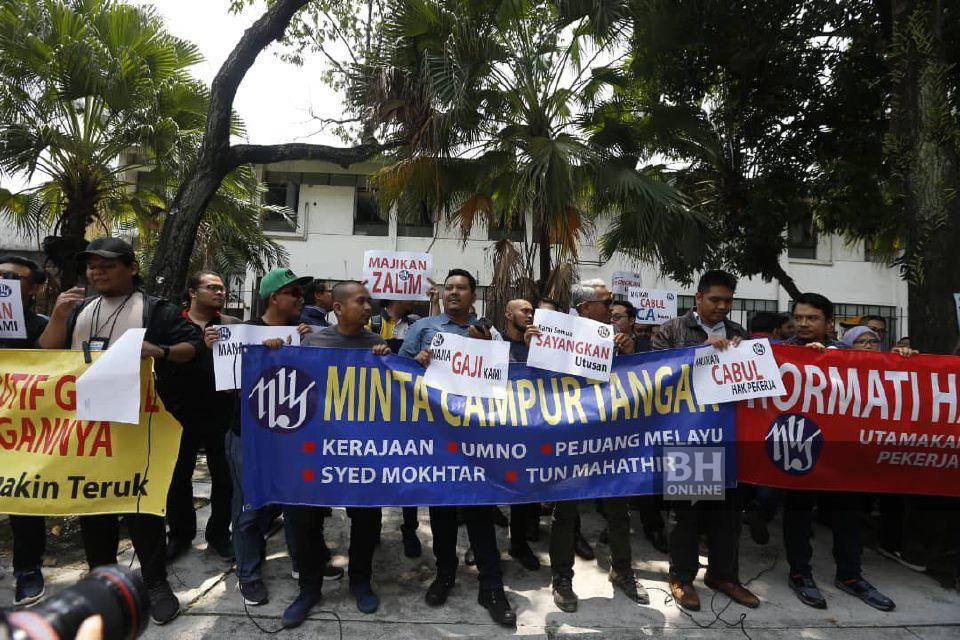 The recent picket by Utusan staff demanding their pay. Img from Berita Harian.