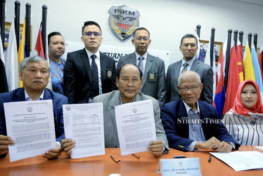 Ramli (in the middle) with the members of PIKM. Img from NST