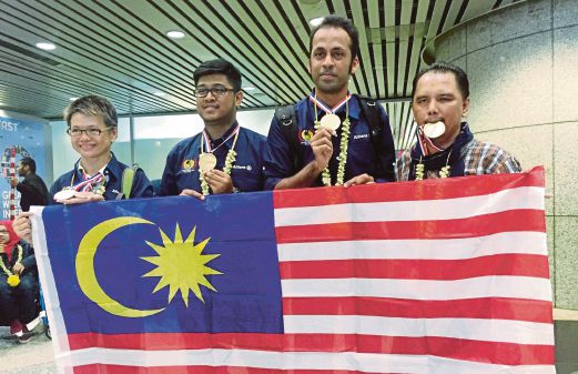 Hayma second from right showing his gold medal from the Abilympics. Image from Metro