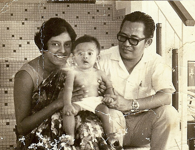 Baby Eddin with his dad Khoo Kay Kim and mom Rathi Khoo. Image from Astro Awani