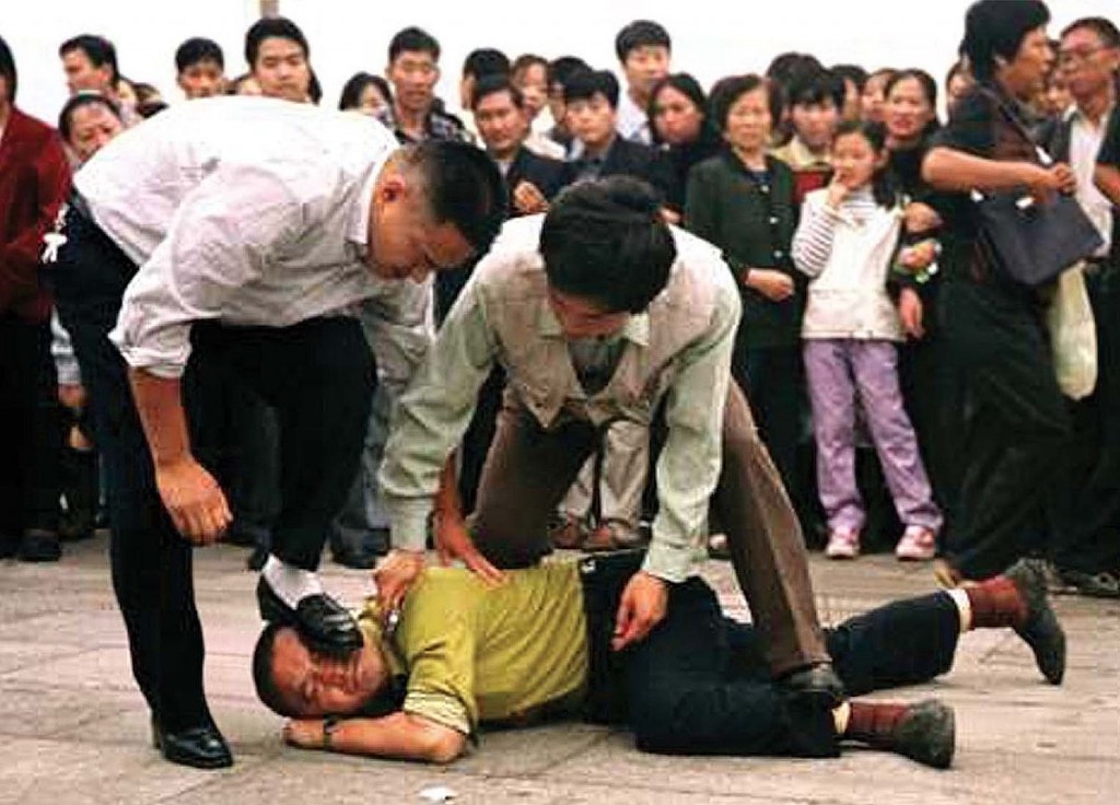 A Falun Gong man at Tianemen Square in 1999 - Image from Wikipedia