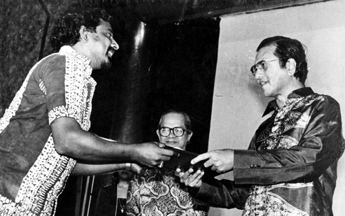A young Nadeswaran receiving the Journalist of the Year award from Dr M back in 1982. Image from The Nut Graph