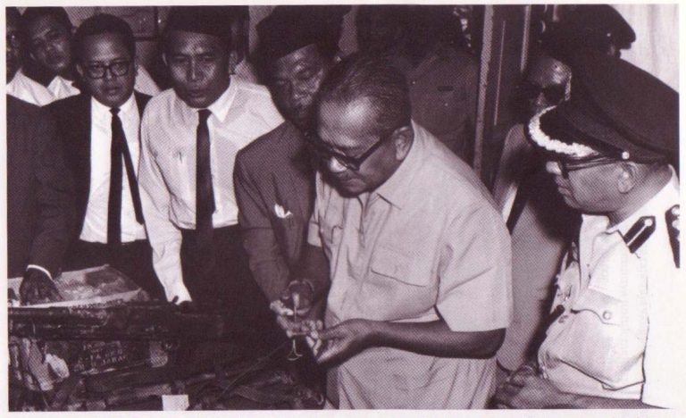 Tunku inspecting confiscated weapons from Indonesian guerillas. Img from Zamkata.