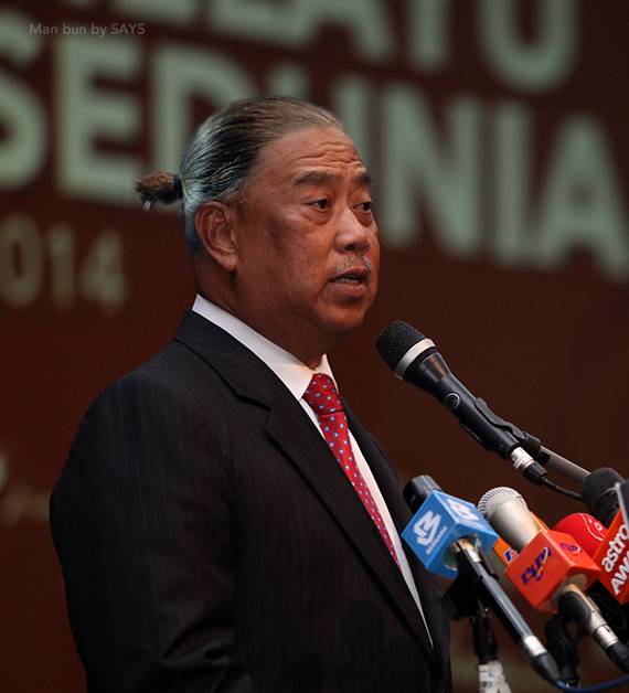 Muhyiddin's new look cos no more Indian barbers. Image from Says
