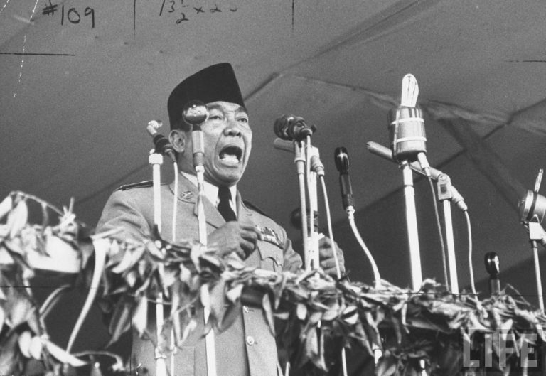 President Soekarno declaring "Ganyang Malaysia". Img from Pena Soekarno.
