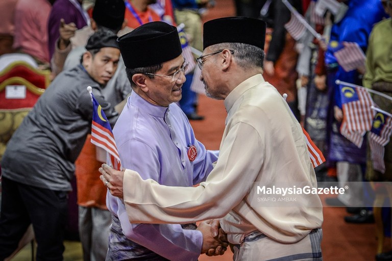 Azmin Ali and Hishamuddin Hussein at the congress. Img from Malaysia Gazette via Syafiq Ambak