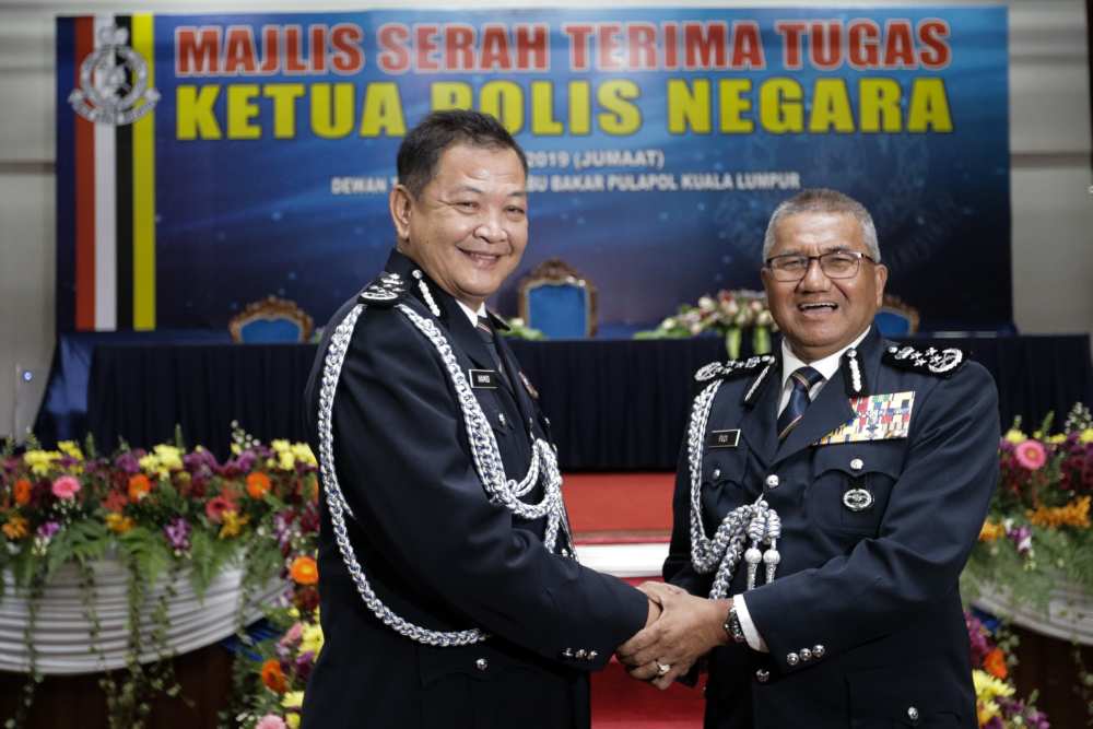 Current IGP Hamid Bador shaking hands with his predecessor Fuzi Harun. Both have tried to bring back Lillie and Zubair to home soil. Image from: MalayMail