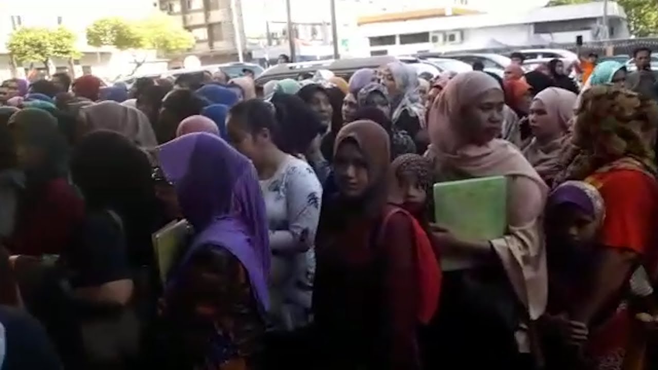 Filipino refugees getting documents for their children. Img from The Star Online YouTube.