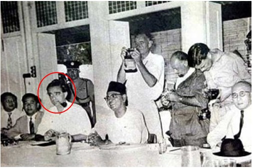 David Marshall pictured here sitting next to Tunku Abdul Rahman during the Baling Talks. Image from: Laa..Pengajian Malaysia